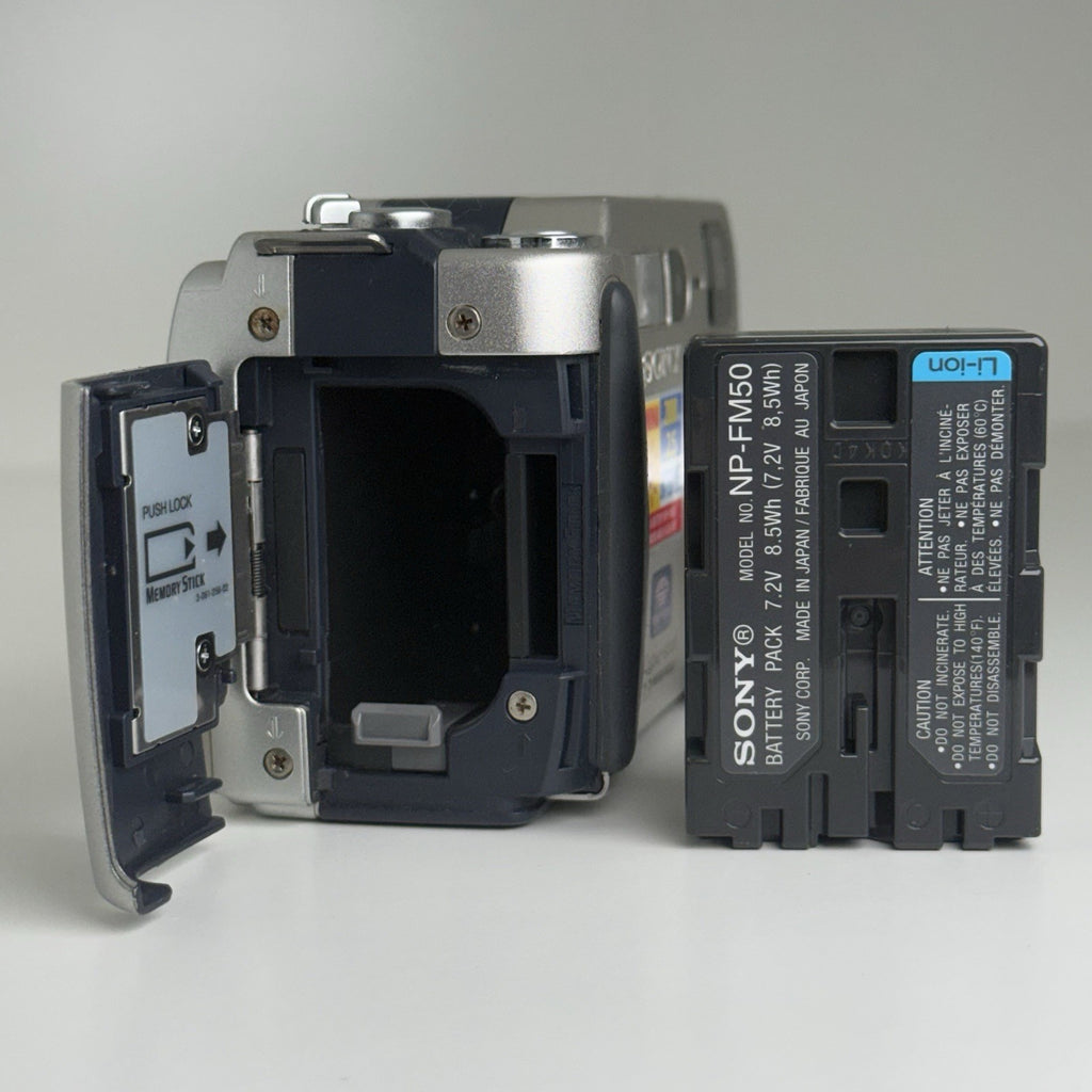 Sony CyberShot DSC-S70 Compact Digital Camera UNTESTED!