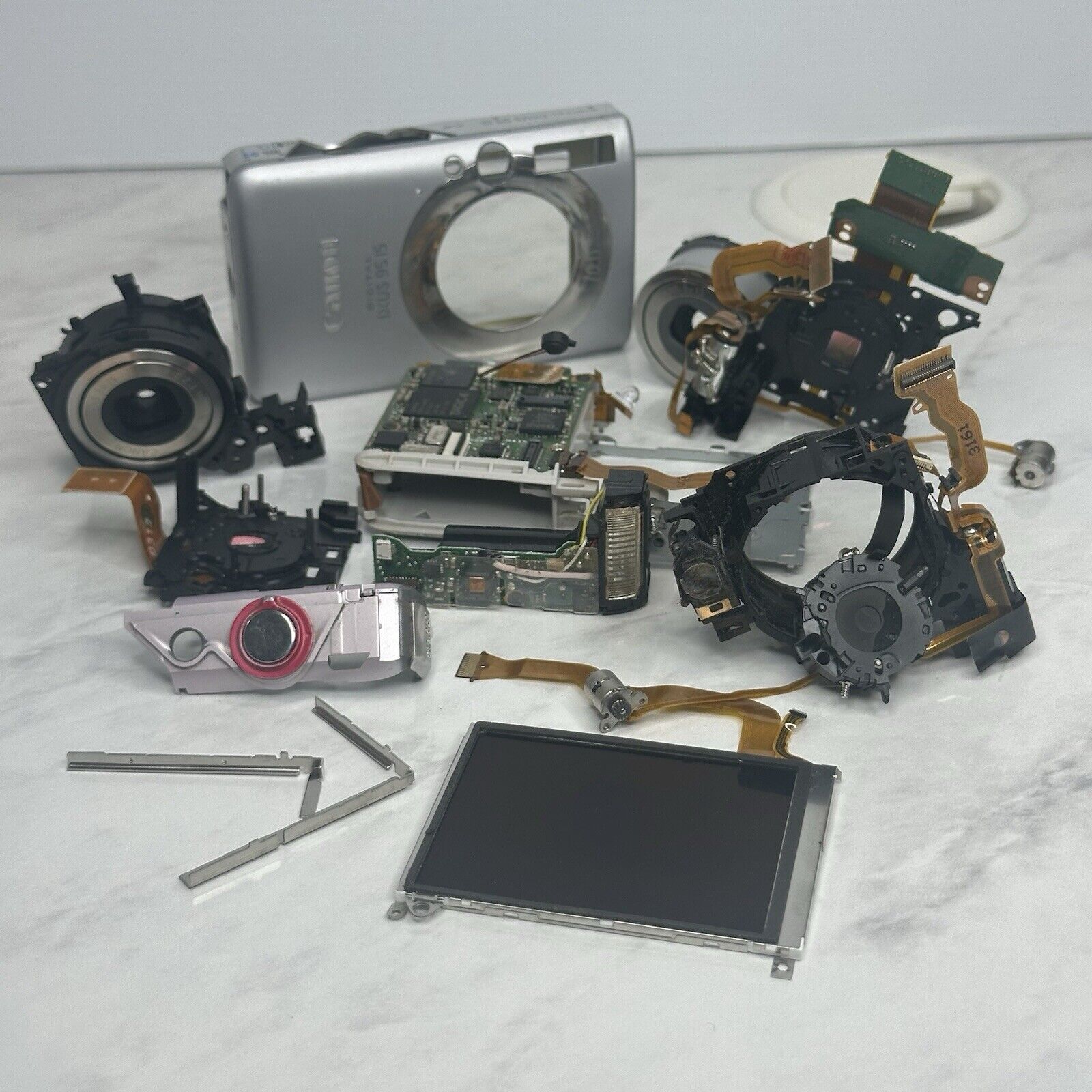 Canon IXUS 95 IS Digital Camera PARTS ONLY
