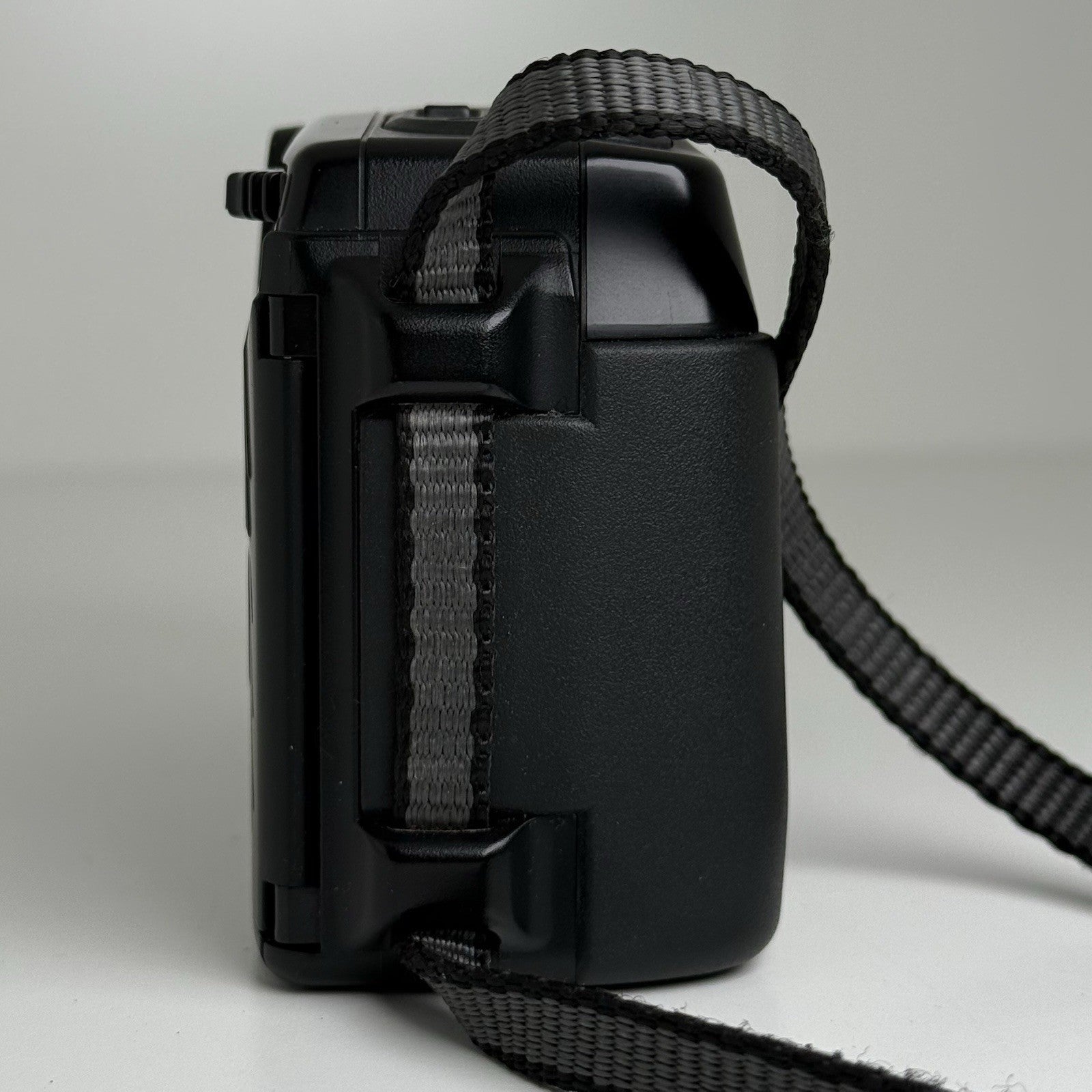 Pentax Zoom 70-X Date Black 35mm Film Camera + Case