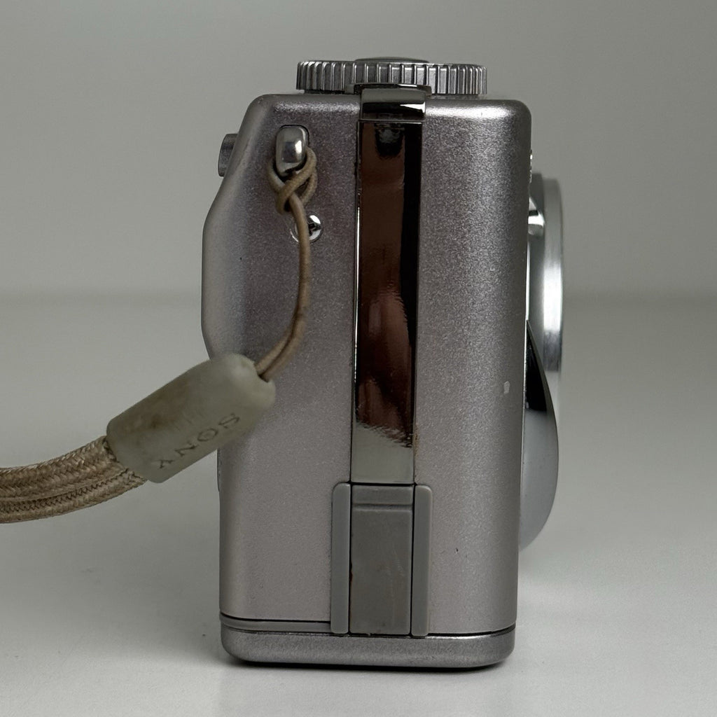 Sony Cybershot DSC-W5 Silver Compact Digital Camera FOR PARTS ONLY!