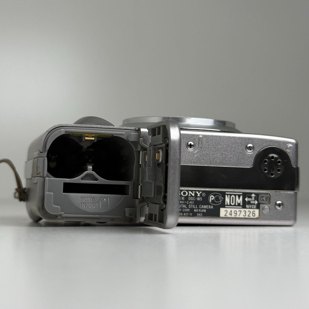 Sony Cybershot DSC-W5 Silver Compact Digital Camera FOR PARTS ONLY!