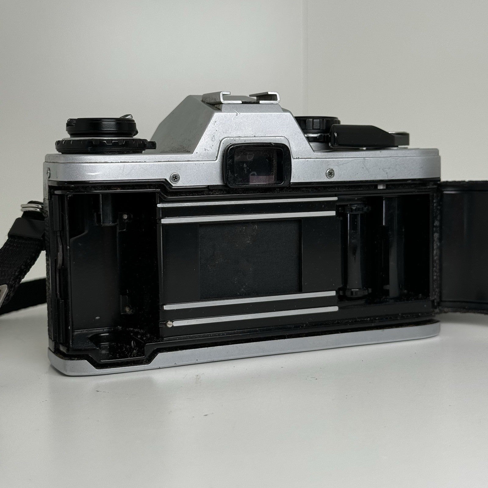 Olympus OM10 35mm Film SLR Camera w/ Olympus 50mm f1.8 Lens