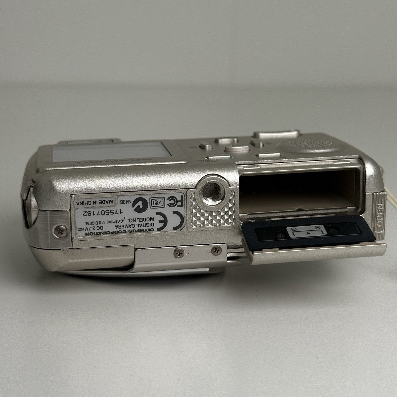 Olympus Stylus 410 Champagne Compact Digital Camera + Battery