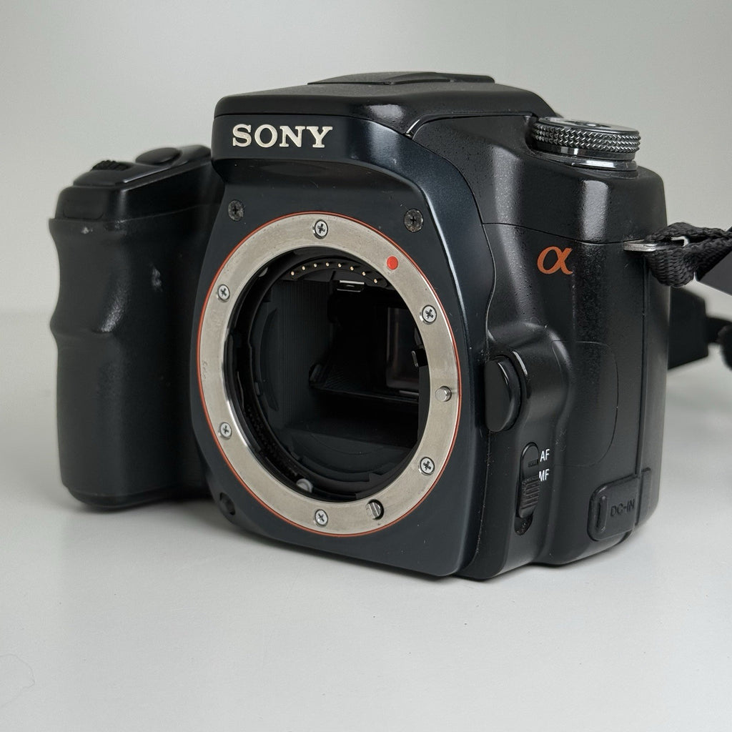 Sony DSLR-A100 Black Digital SLR Camera Body Only FOR PARTS ONLY!
