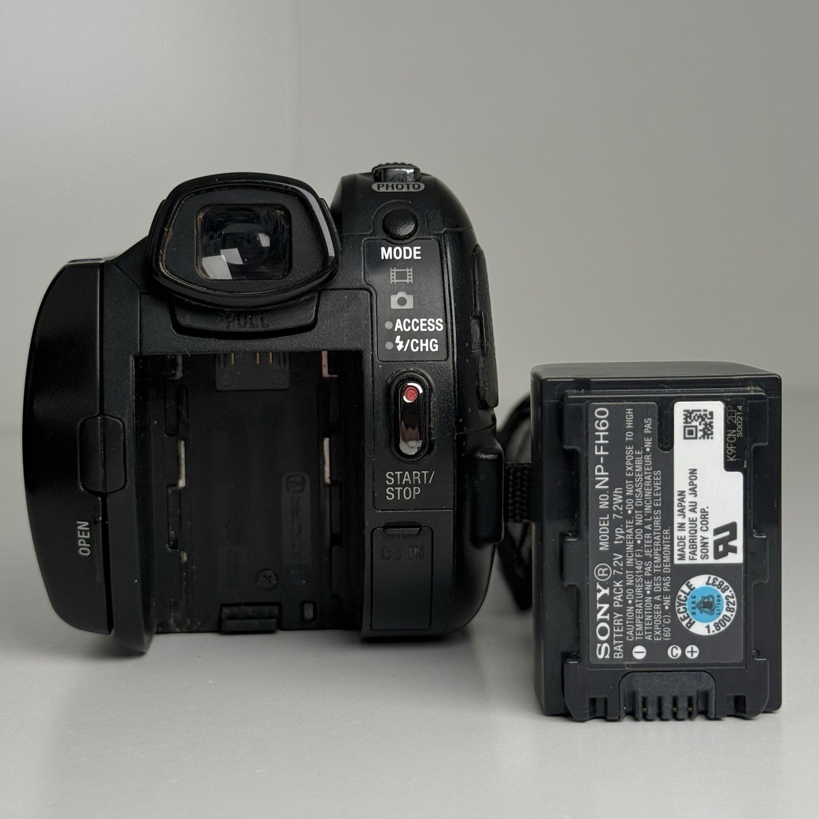 Sony Handycam HDR-XR500 Black Compact Camcorder + Accessories