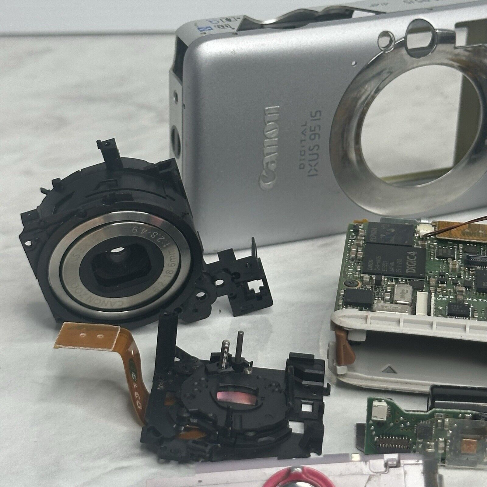 Canon IXUS 95 IS Digital Camera PARTS ONLY