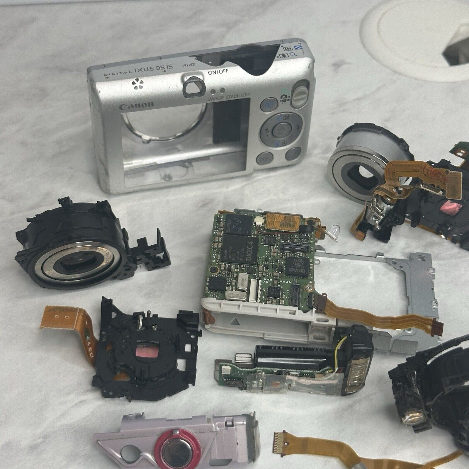 Canon IXUS 95 IS Digital Camera PARTS ONLY