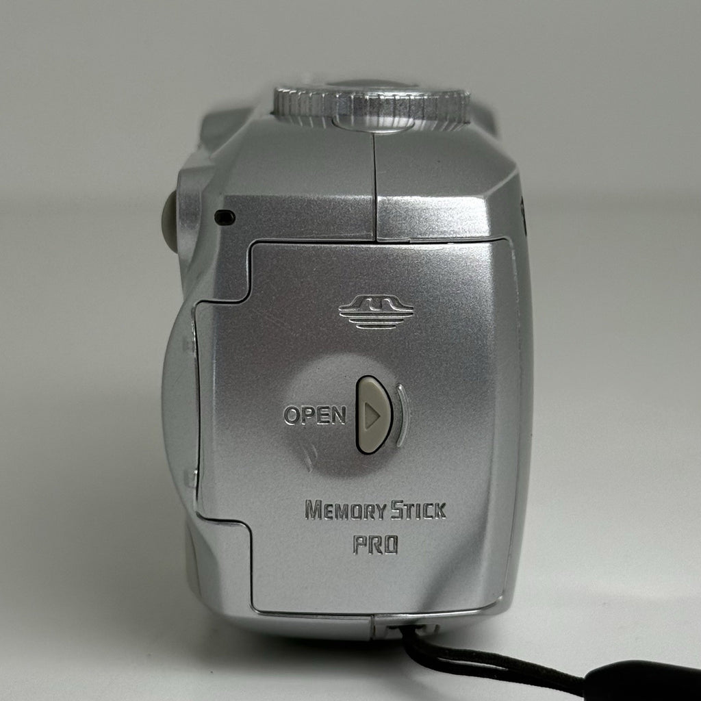 Sony Cybershot DSC-P73 Silver Compact Digital Camera FOR PARTS ONLY!