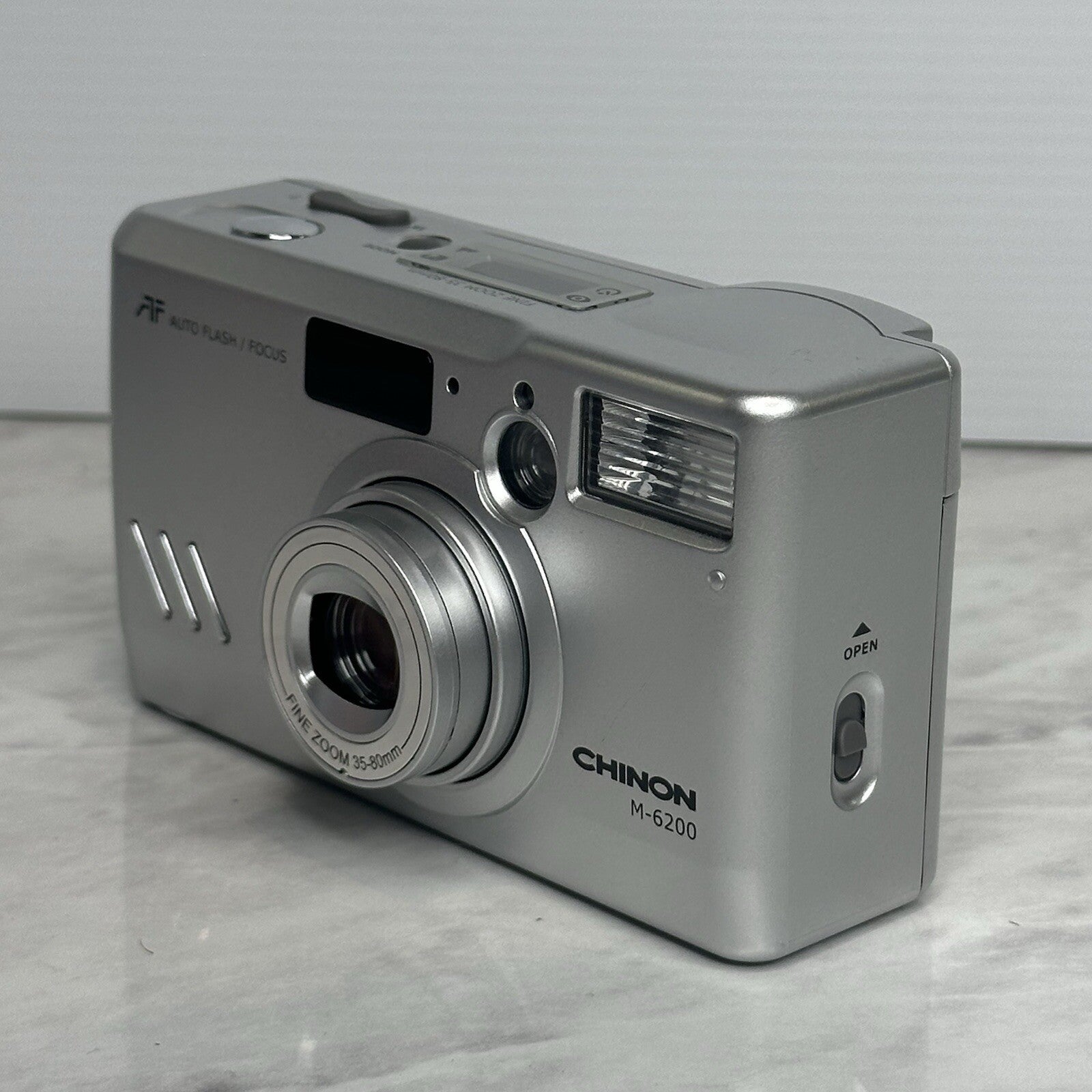 Chinon M-6200 35mm Film Silver Camera