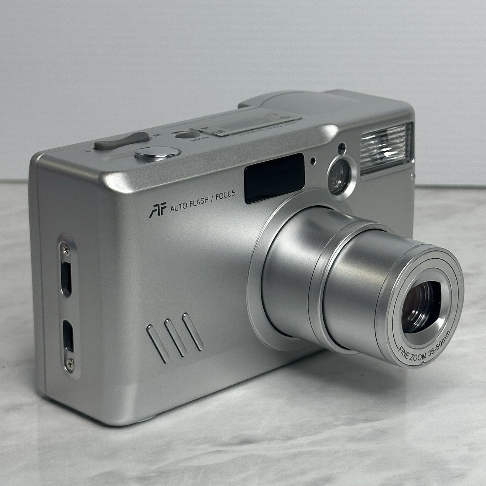 Chinon M-6200 35mm Film Silver Camera