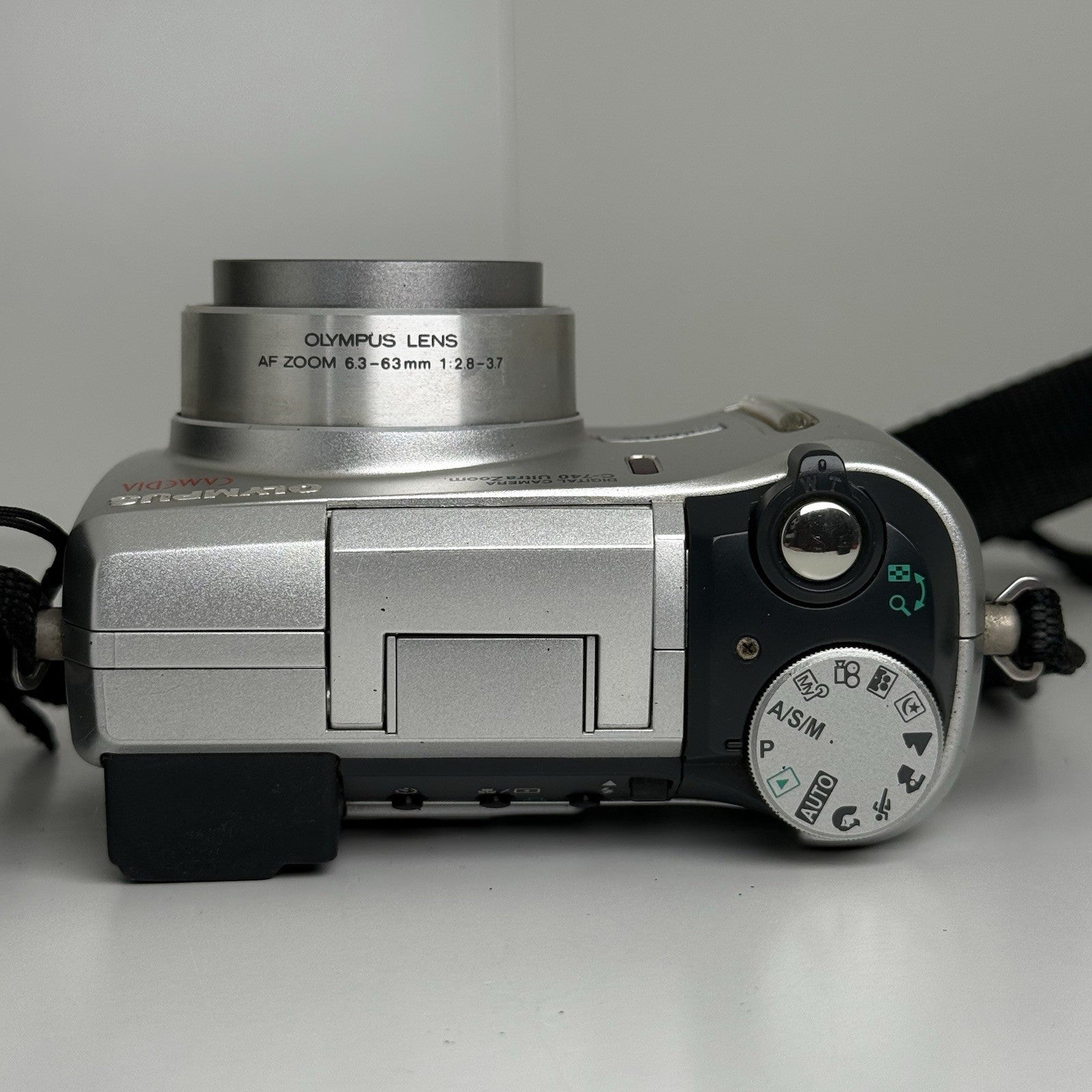 Olympus Camedia C-740 Ultra Zoom Silver Compact Digital Camera