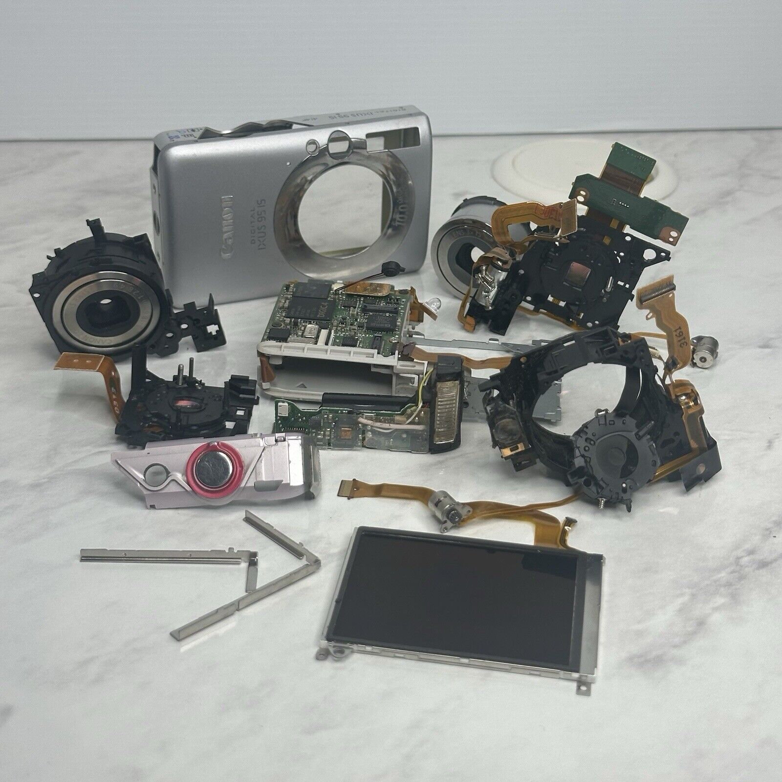Canon IXUS 95 IS Digital Camera PARTS ONLY