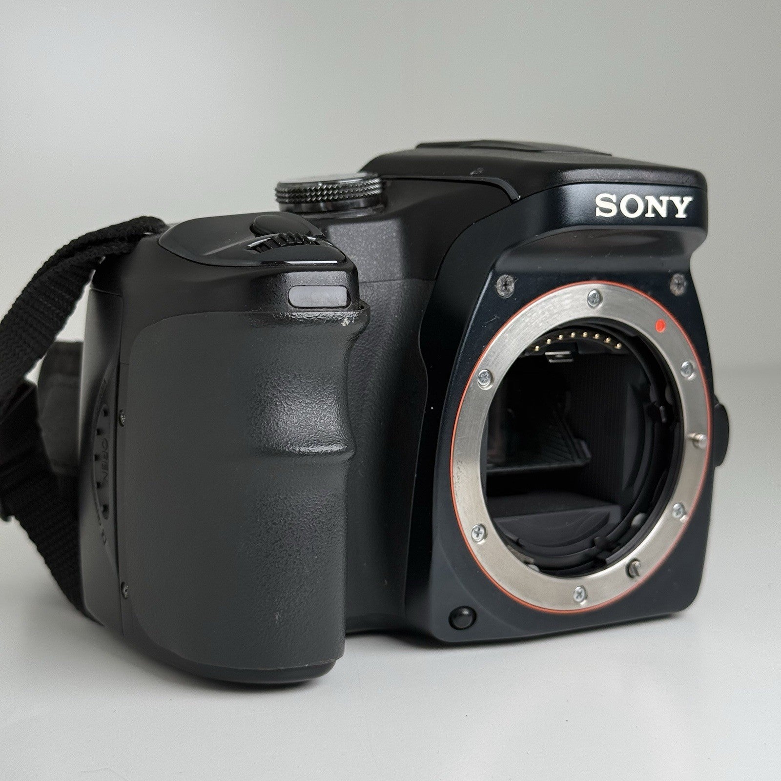 Sony DSLR-A100 Black Digital SLR Camera Body Only FOR PARTS ONLY!