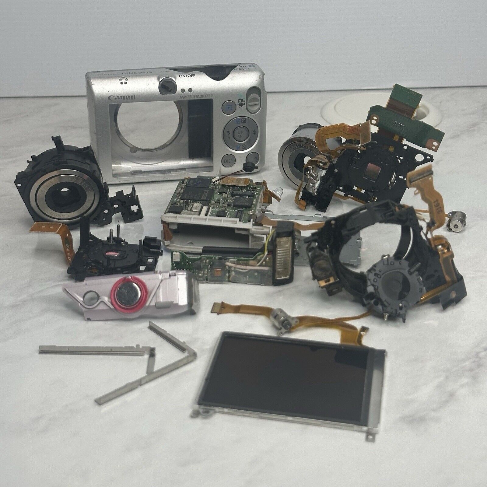 Canon IXUS 95 IS Digital Camera PARTS ONLY