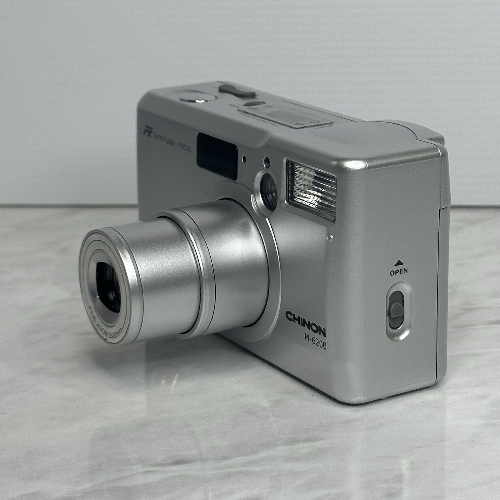 Chinon M-6200 35mm Film Silver Camera