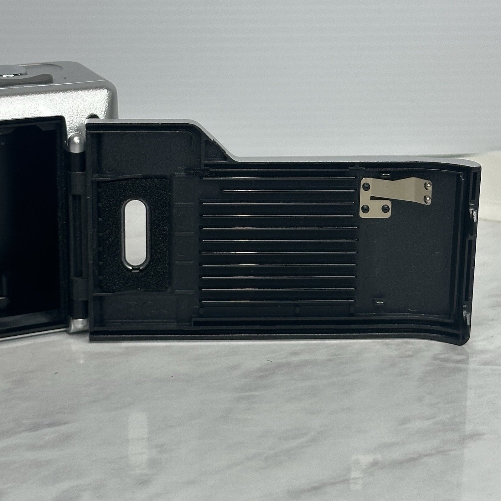 Chinon M-6200 35mm Film Silver Camera